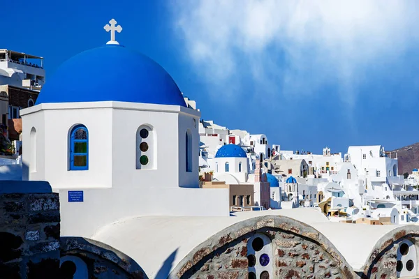 希腊圣托里尼岛上的奥亚镇 蓝天上有蓝色圆顶的传统房屋和教堂 — 图库照片