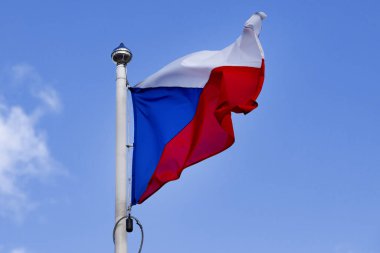 Mavi gökyüzü arka planında Çek bayrağı
