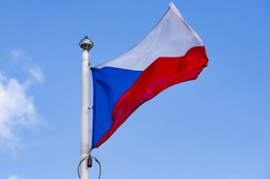 Mavi gökyüzü arka planında Çek bayrağı