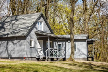 Doğada dinlenmek için ormanda terasları olan ahşap evler..