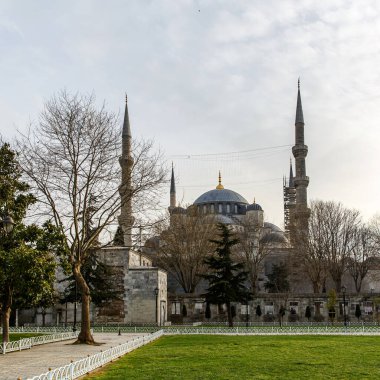 İstanbul 'daki Mavi Cami, Türkiye. Bulutlu hava