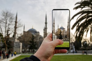 Sultanahmet, İstanbul, Türkiye 'de Mavi Cami' nin fotoğraflarını çekmek için cep telefonu kamerası kullanıyor