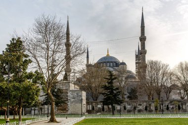 İstanbul 'daki Mavi Cami, Türkiye. Bulutlu hava
