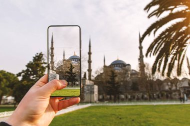 Sultanahmet, İstanbul, Türkiye 'de Mavi Cami' nin fotoğraflarını çekmek için cep telefonu kamerası kullanıyor