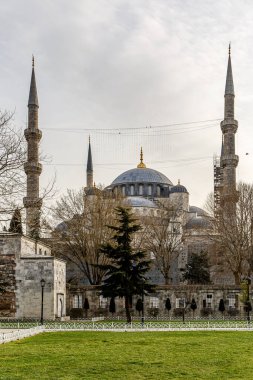 İstanbul 'daki Mavi Cami, Türkiye. Bulutlu hava