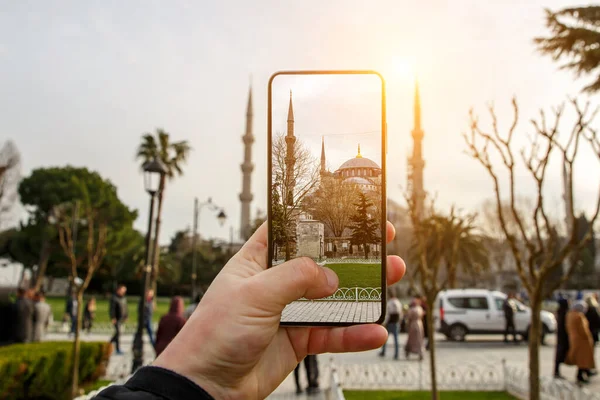 Sultanahmet, İstanbul, Türkiye 'de Mavi Cami' nin fotoğraflarını çekmek için cep telefonu kamerası kullanıyor