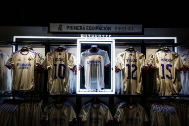 Fan dükkanında gerçek Madrid seti. Takım tişörtlü kulüp dükkanı.