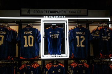 Fan dükkanında gerçek Madrid seti. Takım tişörtlü kulüp dükkanı.