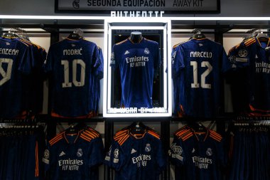Fan dükkanında gerçek Madrid seti. Takım tişörtlü kulüp dükkanı.