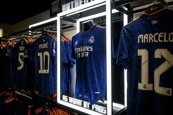Fan dükkanında gerçek Madrid seti. Takım tişörtlü kulüp dükkanı.