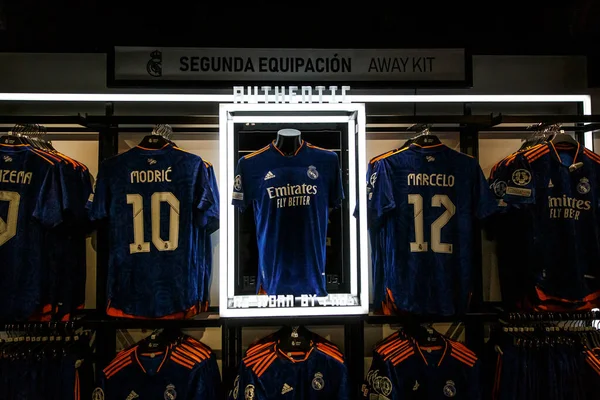 Fan dükkanında gerçek Madrid seti. Takım tişörtlü kulüp dükkanı.