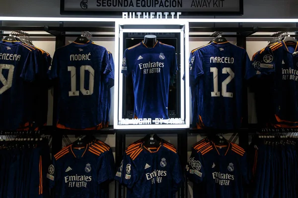 Fan dükkanında gerçek Madrid seti. Takım tişörtlü kulüp dükkanı.