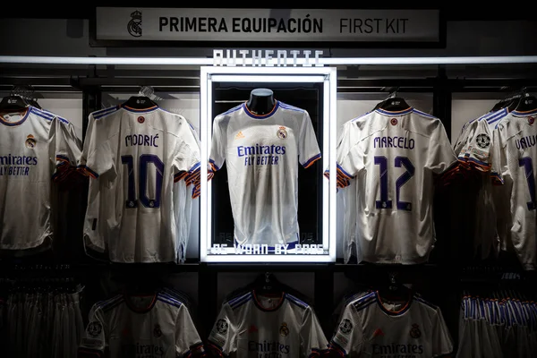 Fan dükkanında gerçek Madrid seti. Takım tişörtlü kulüp dükkanı.
