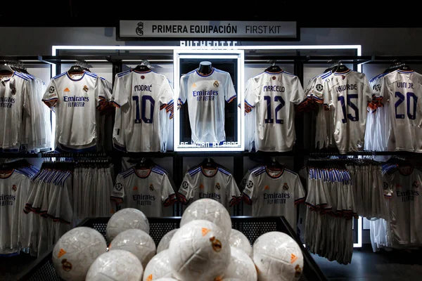 Fan dükkanında gerçek Madrid seti. Takım tişörtlü kulüp dükkanı.