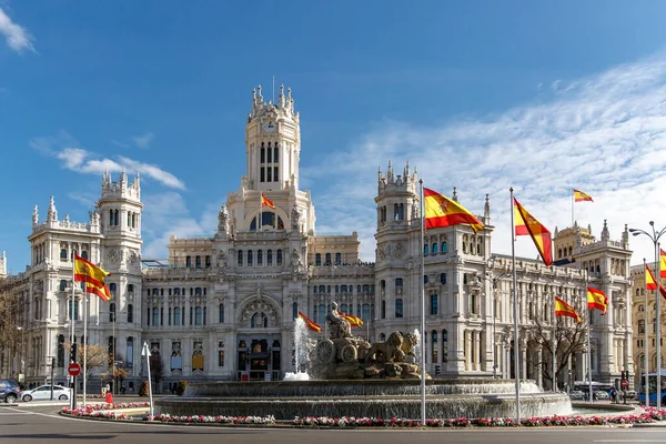 Madrid, İspanya 'da Plaza Cibeles' de bir sürü İspanyol bayrağı var.