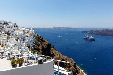 Santorini adası yakınlarında bir gemi turu. Beyaz mimari ve mavi deniz
