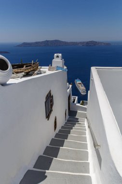 Santorini adası yakınlarında bir gemi turu. Beyaz mimari ve mavi deniz