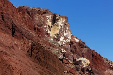 Kırmızı kayalar mavi gökyüzünün altında