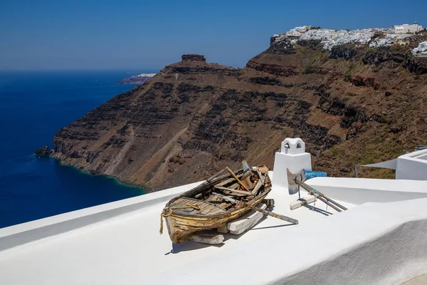 Barco Histórico Topo Dos Telhados Ilha Santorini Grécia — Fotografia de Stock
