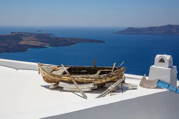 Yunanistan Santorini Adasındaki Çatıların Tepesinde Tarihi Tekne — Stok fotoğraf