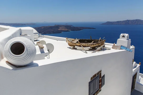 希腊圣托里尼岛上屋顶上的历史性船只 — 图库照片
