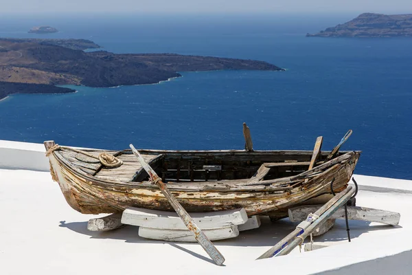 Yunanistan 'ın Santorini adasındaki çatıların tepesinde tarihi tekne