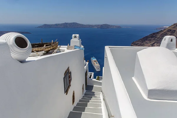 Kreuzfahrtschiff Der Nähe Der Insel Santorin Weiße Architektur Und Blaues — Stockfoto