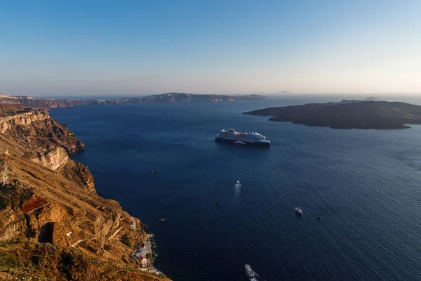 Santorini Adası 'nın kalderasının yanındaki yolcu gemisinde..