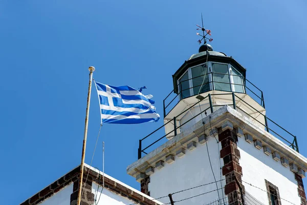 Старый Маяк Греческим Флагом Голубом Фоне Неба — стоковое фото