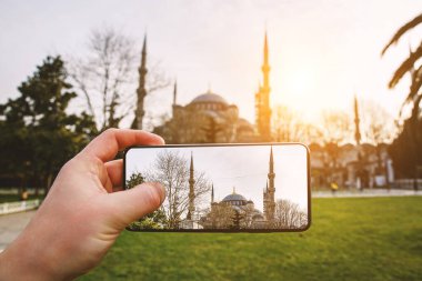 Akıllı telefon kamerasıyla İstanbul ve Türkiye 'nin fotoğraflarını çekiyor. Ekrandaki Mavi Cami