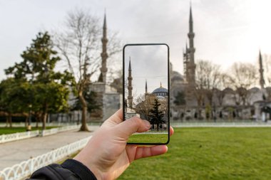 Akıllı telefon kamerasıyla İstanbul ve Türkiye 'nin fotoğraflarını çekiyor. Ekrandaki Mavi Cami