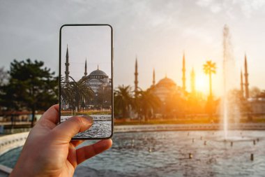 Sultanahmet, İstanbul, Türkiye 'de Mavi Cami' nin fotoğraflarını çekmek için cep telefonu kamerası kullanıyor