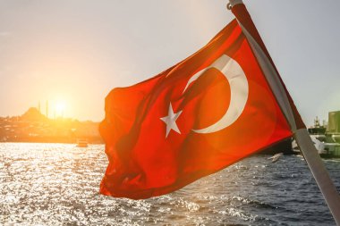 İstanbul camileri arka planında Türkiye bayrağı