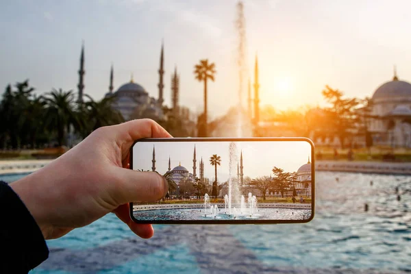 トルコのイスタンブールをスマートフォンのカメラで撮影 画面上のブルーモスク — ストック写真