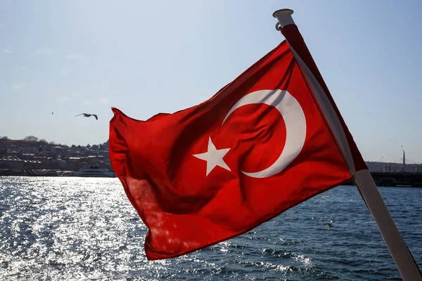 Ondeando Bandera Turquía Vista Estambul Desde Agua Fondo Viaje —  Fotos de Stock