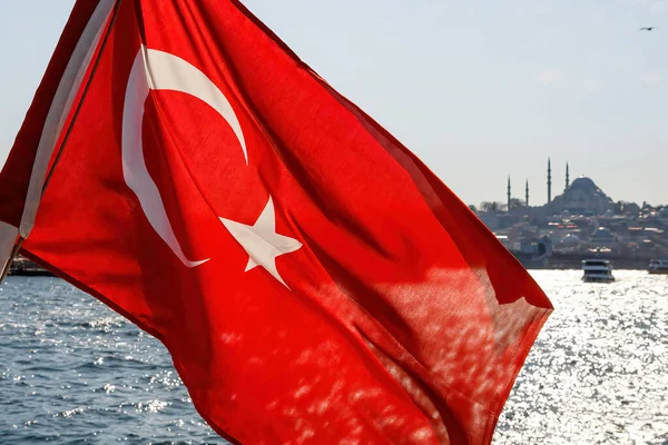Ondeando Bandera Turquía Vista Estambul Desde Agua Fondo Viaje —  Fotos de Stock