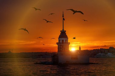 İstanbul, Türkiye 'nin sembolü Leander' s Tower olarak da bilinen ünlü Bakire Kulesi Kiz Kulesi ile Boğaz 'ın üzerinde kızgın bir günbatımı yaşanıyor..