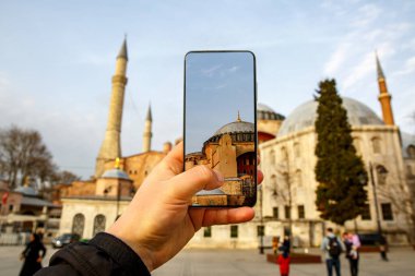 Sultanahmet, İstanbul, Türkiye 'de Mavi Cami' nin fotoğraflarını çekmek için cep telefonu kamerası kullanıyor