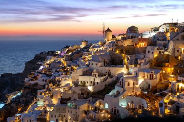 Santorini adasının etkileyici akşam manzarası. Ünlü Yunan tatil beldesi Oia, Yunanistan ve Avrupa 'da resim gibi gün batımı