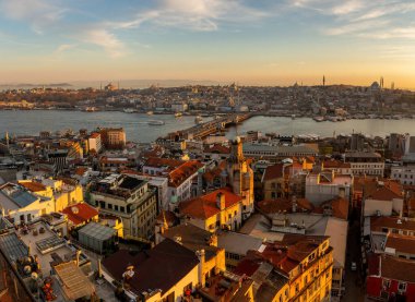 İstanbul manzarasında gün batımı. Galata Köprüsü