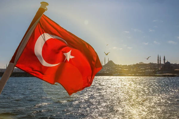 Die Türkische Flagge Weht Über Dem Bosporus Istanbul Türkei — Stockfoto
