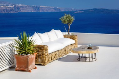 Thira, Santorini Adası, Yunanistan 'da kanepeli bir güneş terası. Kalderanın üzerinde güzel bir dinlenme yeri.