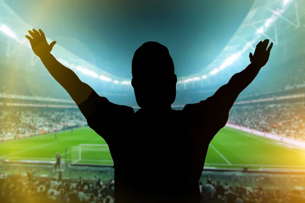 Футбольный Фанат Поддерживает Свою Любимую Команду Стадионе — стоковое фото