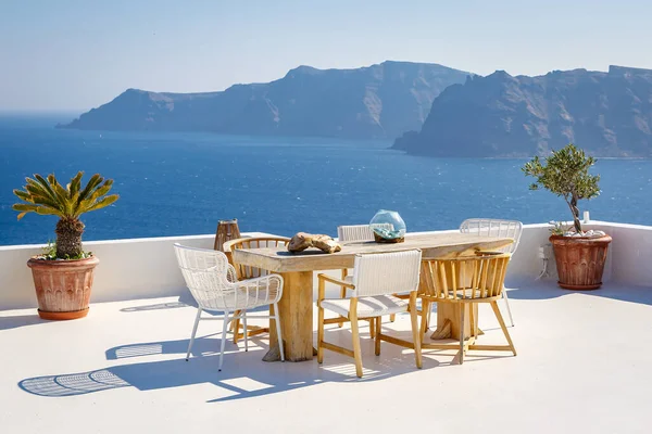그리스 산토리니 티라에 탁자와 의자와 휴식을 계단식논 — 스톡 사진