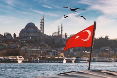 İstanbul, Türkiye 'deki Boğaz tekneleri, camiler ve minareler üzerinde Türk bayrağı