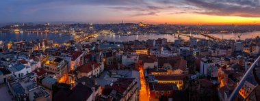 İstanbul panoramik fotoğrafı. Şehrin üzerindeki gün batımı manzarası.