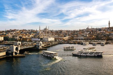 Bulutlu, camili ve Boğaz feribotlu İstanbul şehri