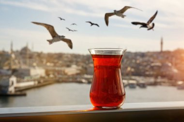 İstanbul şehir manzarasının arka planında geleneksel Türk fincanı elma çayı