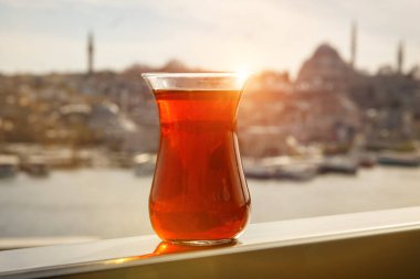 İstanbul şehir manzarasının arka planında geleneksel Türk fincanı elma çayı