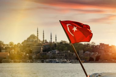 İstanbul, Türkiye 'deki Boğaz tekneleri, camiler ve minareler üzerinde Türk bayrağı